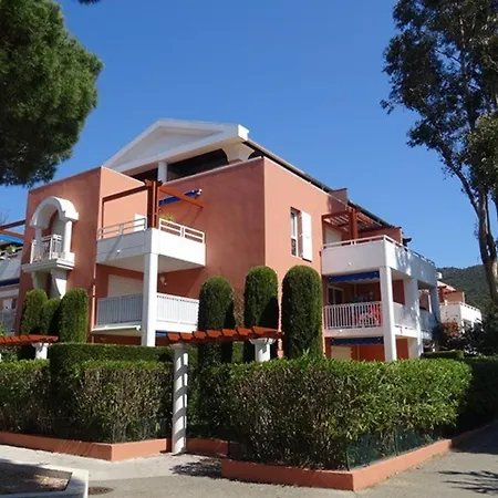 2 Pieces Avec Terrasse, Proche Et Commerces, Parking Prive, Au Lavandou - Fr-1-251-538 Apartment *
