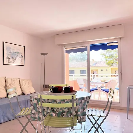 Apartment 2 Pieces Avec Terrasse, Proche Et Commerces, Parking Prive, Au Lavandou - Fr-1-251-538